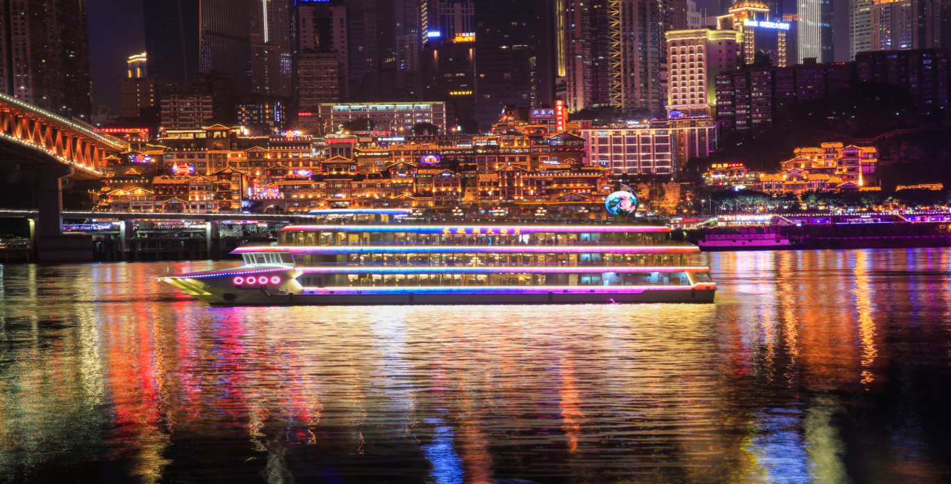 重庆两江游按下"重启键"3月15日18时30分,"船长2"号从上海十六铺游船