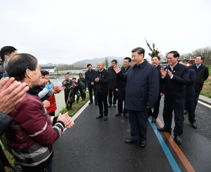 △3月29日至4月1日，中共中央总书记、国家主席、中央军委主席习近平在浙江考察。这是3月30日，习近平在湖州市安吉县天荒坪镇余村考察调研，同正在清理荷塘的村民亲切交流，询问春耕备耕情况。