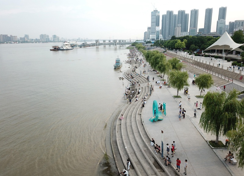 △2018年8月4日拍摄的武汉汉口江滩（无人机照片）。2019年1月至11月，长江经济带优良水质比例达82.5%，优于全国平均水平6.1个百分点。