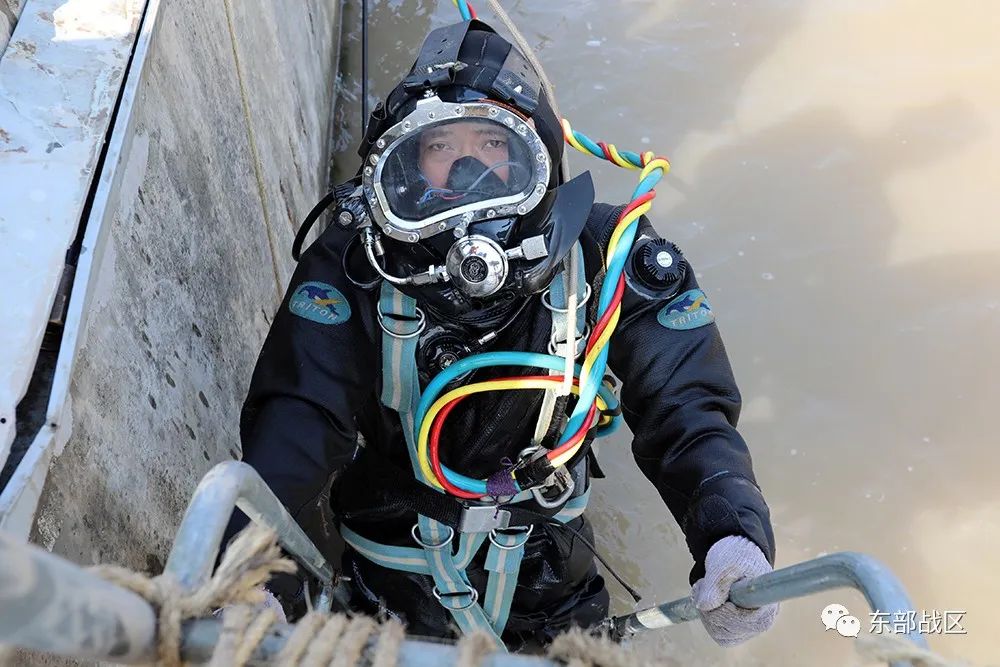 信号员引导潜水员到达指定位置.