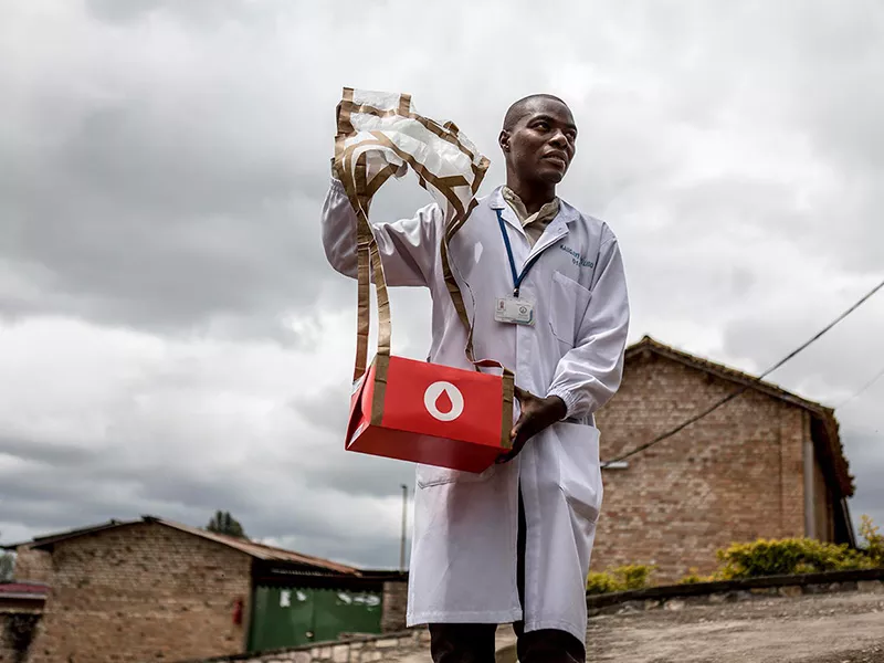 △一名卢旺达医生通过无人机接收紧急药物