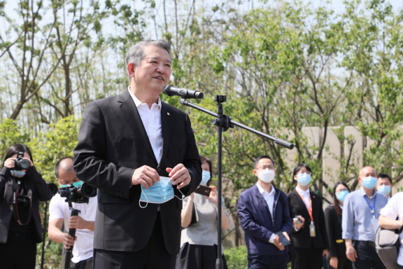 "陈东升董事长将健康慰问套餐介绍资料送给汉阳区委书记,区长徐丽