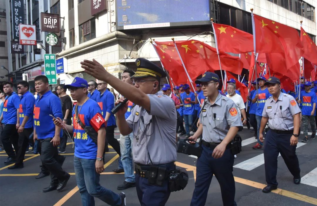 2017年10月1日,支持统一的台湾民众人手一面五星红旗,穿上蓝衣,在