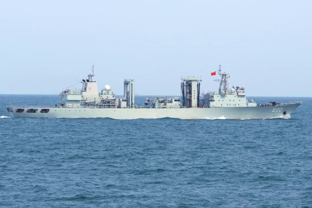 巢湖舰是我国自行设计建造的新型远洋综合补给舰,舷号890,2013年9月入