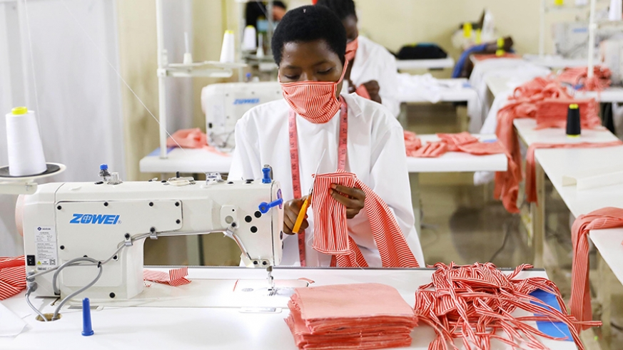 △图为工人在首都基加利的服装制造公司生产口罩 图片来源：卢旺达《新时代报》