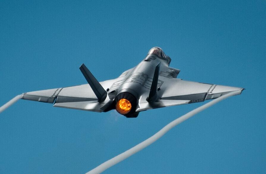 如果f-35战斗机需要保持超音速飞行,其飞行震动可能会引起战机尾部的