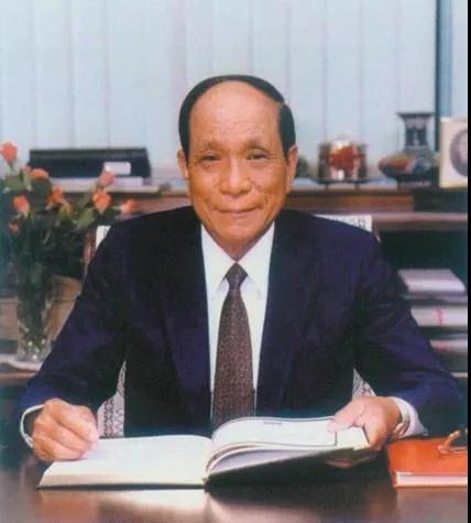 1993年,在儿子林国泰的策划下,林梧桐豪掷1亿6250美金买下两艘新船