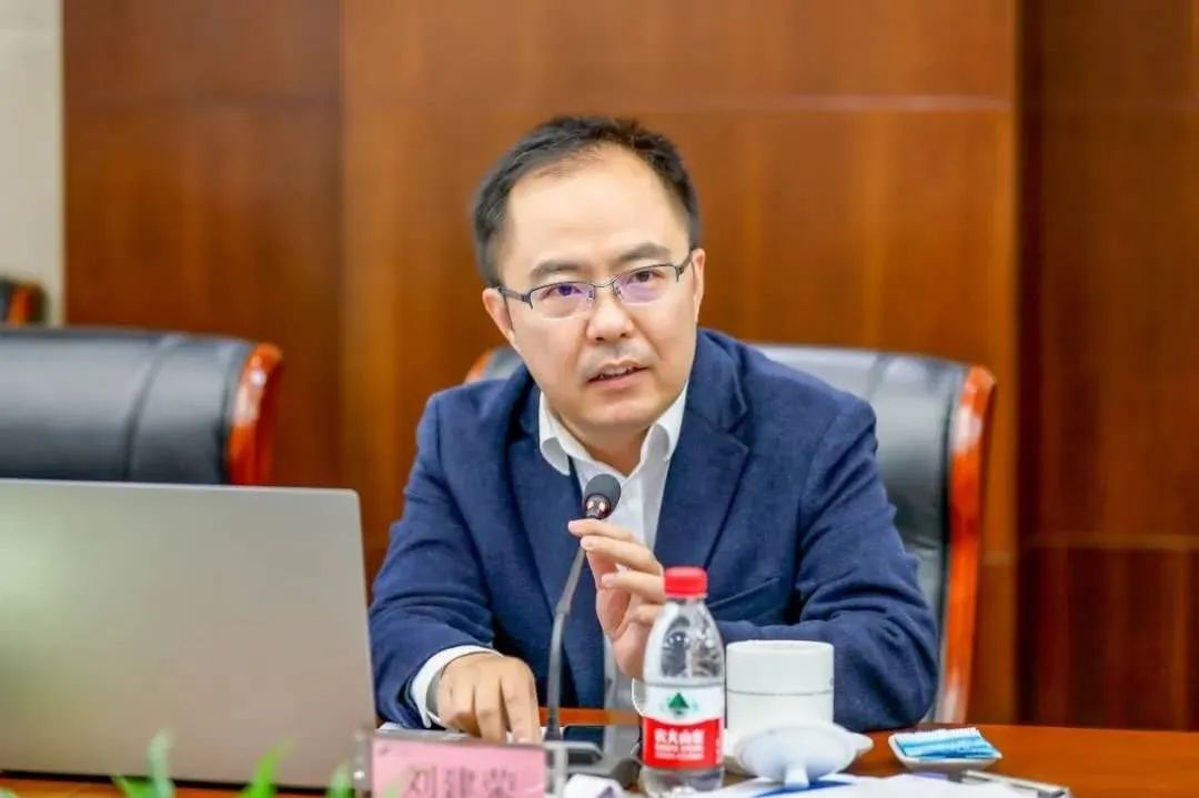 调研中,重庆钢铁总经理刘建荣汇报了公司2020年重点工作及未来五年