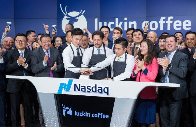 瑞幸咖啡上市仪式.