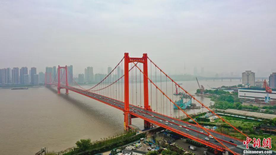 资料图：武汉长江大桥上车辆逐渐增多。周星亮 摄