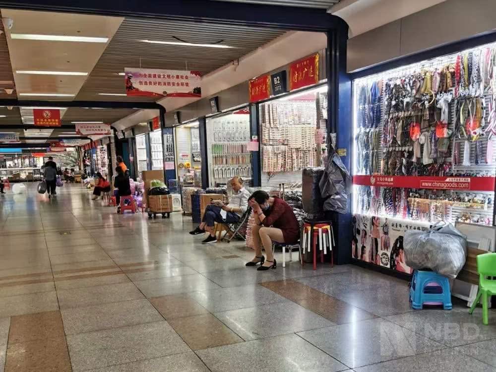 义乌国际商贸城内,等待客人上门的商户 图片来源:朱玫洁摄