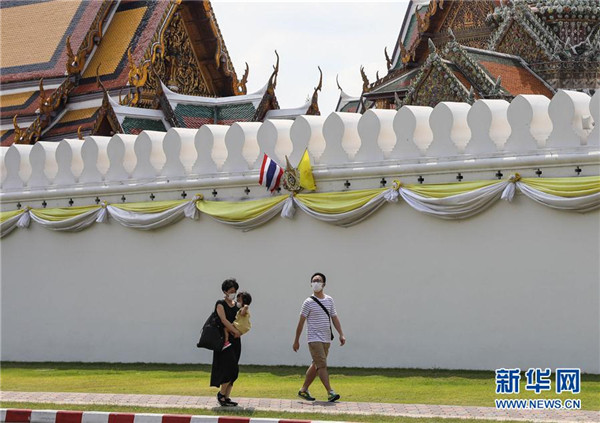 3月8日，戴口罩的游客行走在泰国曼谷大王宫外。 新华社 记者张可任/摄。