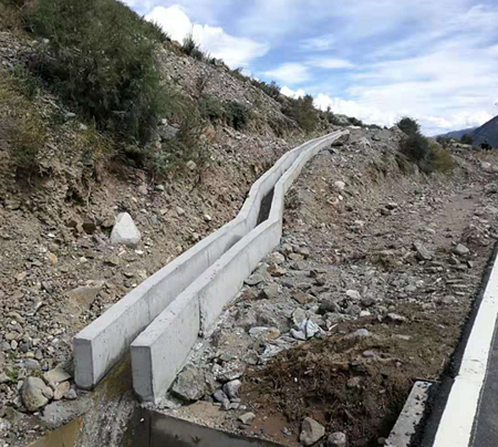 现场查看更沙村引水沟施工情况最终,灌溉引水渠损坏问题得到石渠县