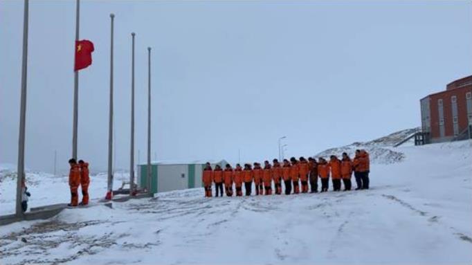 △南极考察站举行哀悼活动