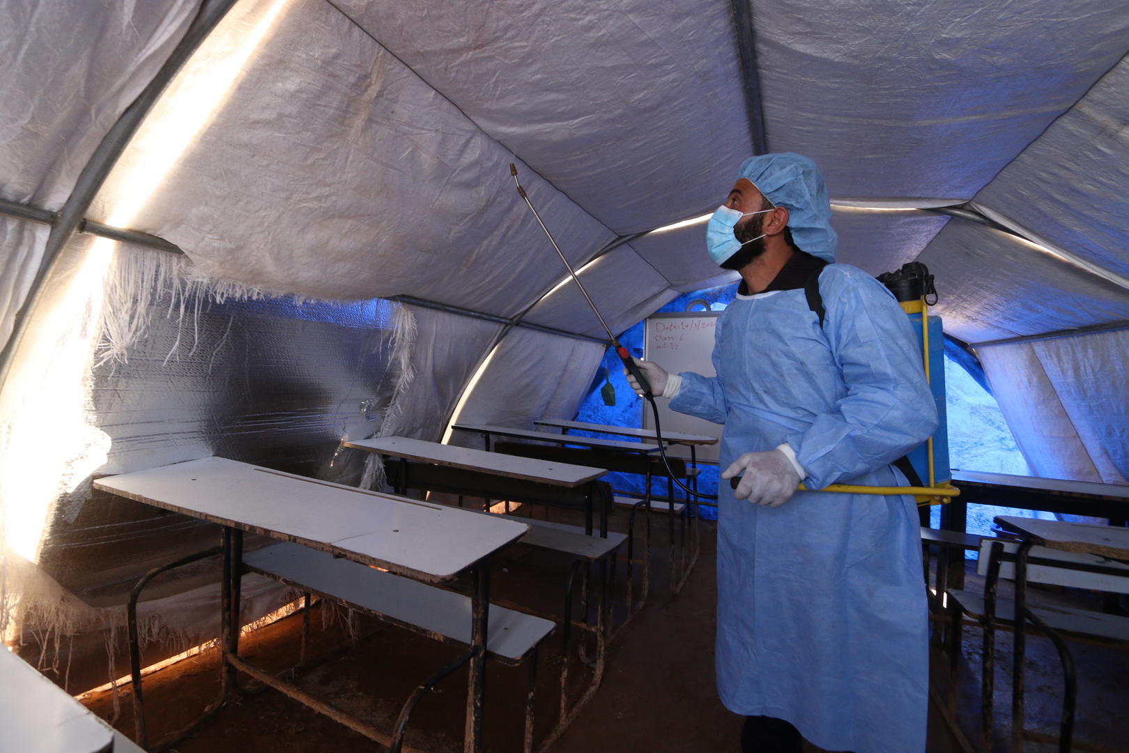 ▲在土叙边境的Atmeh难民营，工作人员尽力喷洒更多的消毒剂以控制新冠病毒传播。图据Middle East Eye