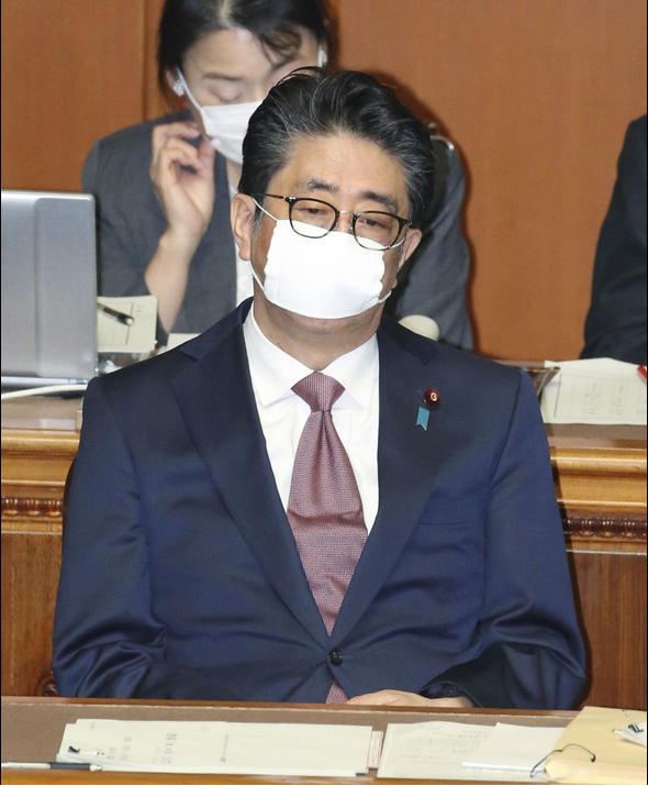 4月3日，日本首相安倍晋三在参议院接受议员询问。图据日本共同社