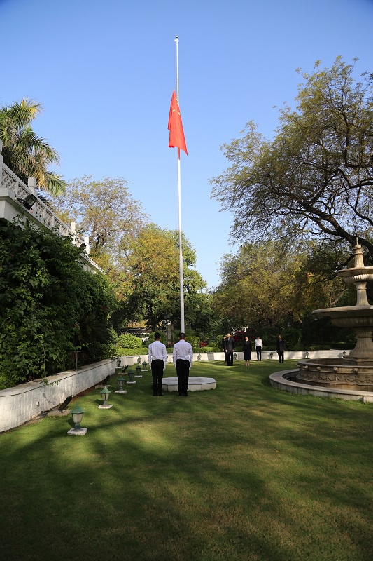 中国驻印度大使馆降半旗 深切悼念新冠肺炎疫情牺牲烈士和逝世同胞