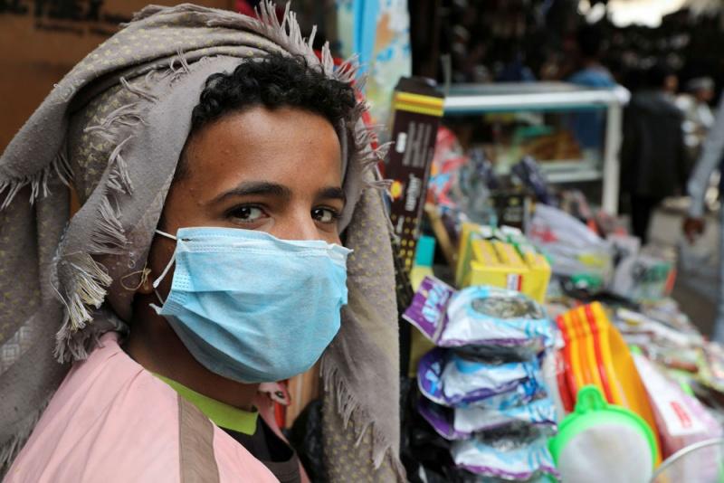 ▲一个流亡土耳其的也门男孩，戴着捡来的旧口罩。图据《半岛电视台》