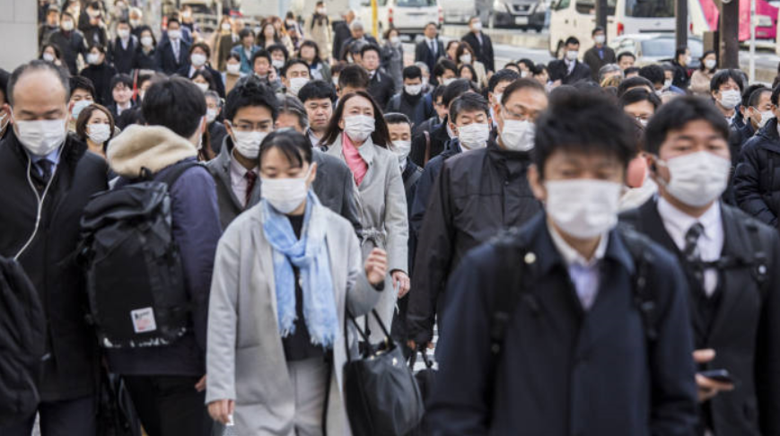 ▲当地时间4月2日，日本东京街头的行人。图据CNN