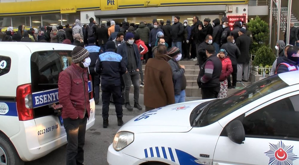 △人们在PTT门口排队领取补助金（图片来源：土耳其媒体）