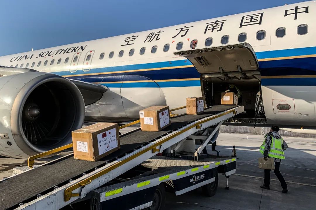3月16日，工作人员在沈阳桃仙国际机场将捐赠给日本的防疫物资装机。新华社记者潘昱龙摄