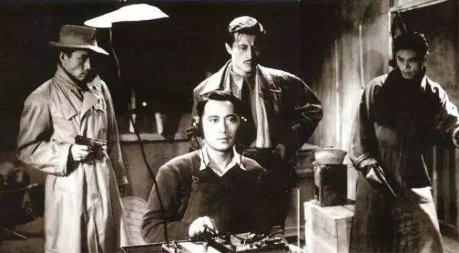 又拍三遍"再见"暗示远方战友,随后将发报机藏在地板下面