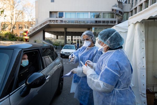 4月1日，在法国巴黎17区，工作人员为一名接受新冠病毒检测的医护人员取样。新华社发