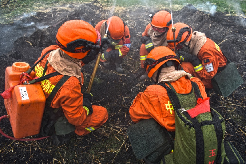 帅爆高清火场跑酷带你看新疆森林消防员实战训练