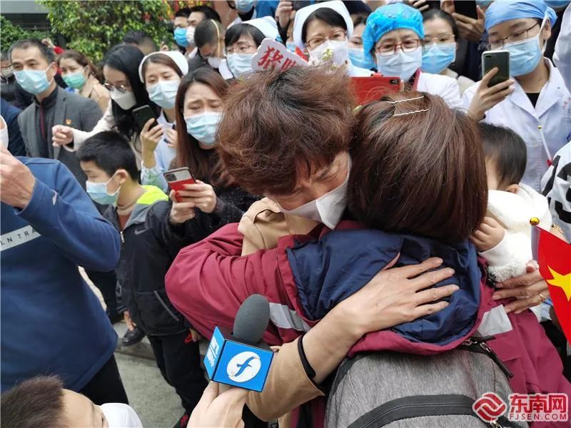 平安出关让我们尽情拥抱194位英雄结束隔离回家