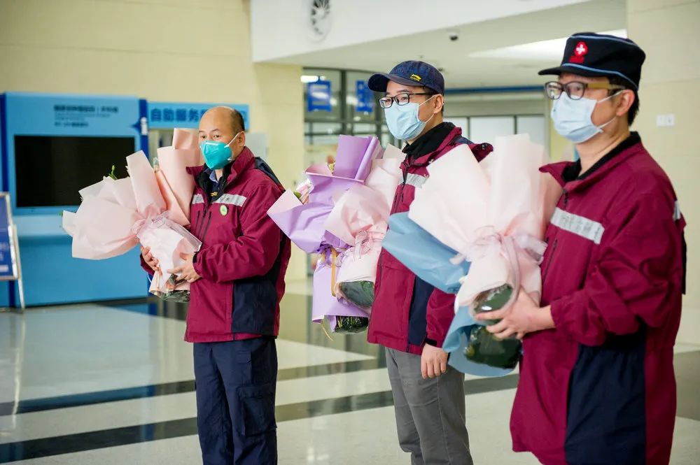 平安出关让我们尽情拥抱194位英雄结束隔离回家