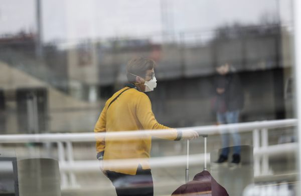 近日，在美国纽约肯尼迪国际机场，一名旅客走在航站楼里。新华社