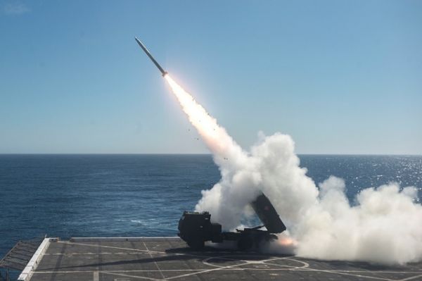 资料图片：美海军陆战队在舰上试射“海马斯”轮式远火资料图。（美海军陆战队官网）