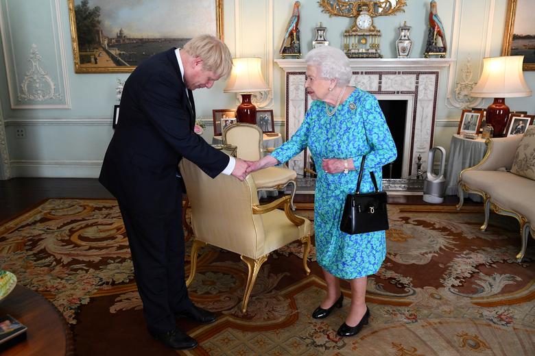 资料图：约翰逊与英国女王握手合影（路透社）