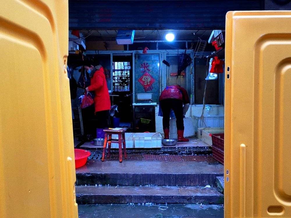 武汉逐步恢复活力，一家鱼铺的老板刚刚结束营业，在清理鱼缸，图片由受访者提供