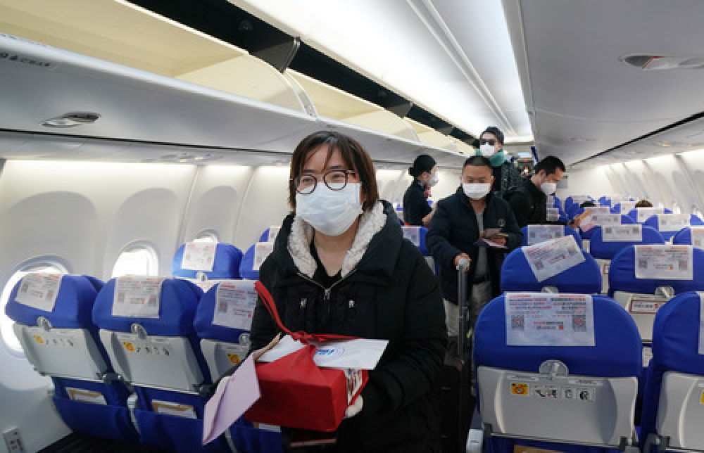 在武汉天河国际机场，乘坐东方航空MU2527航班的乘客4月8日在登机。新华社记者程敏摄