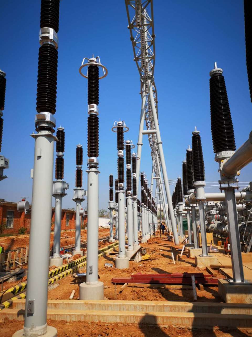 西电避雷器承接的柏泉500kv变电站6台500kv避雷器已运输到达现场,该站