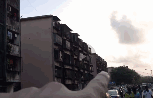 ▲“您眼前看到的这一片楼，没有一间厕所！”