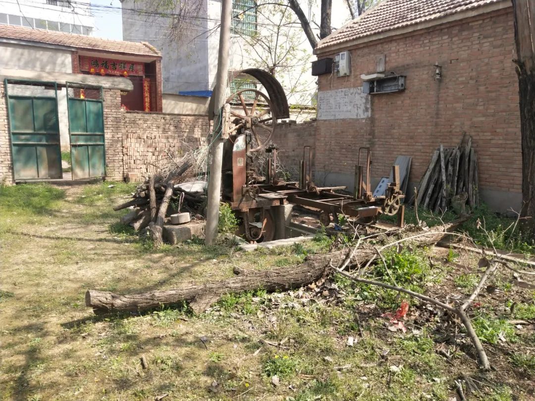 吴春红曾是村中木工，他家中的带锯已废弃多年。