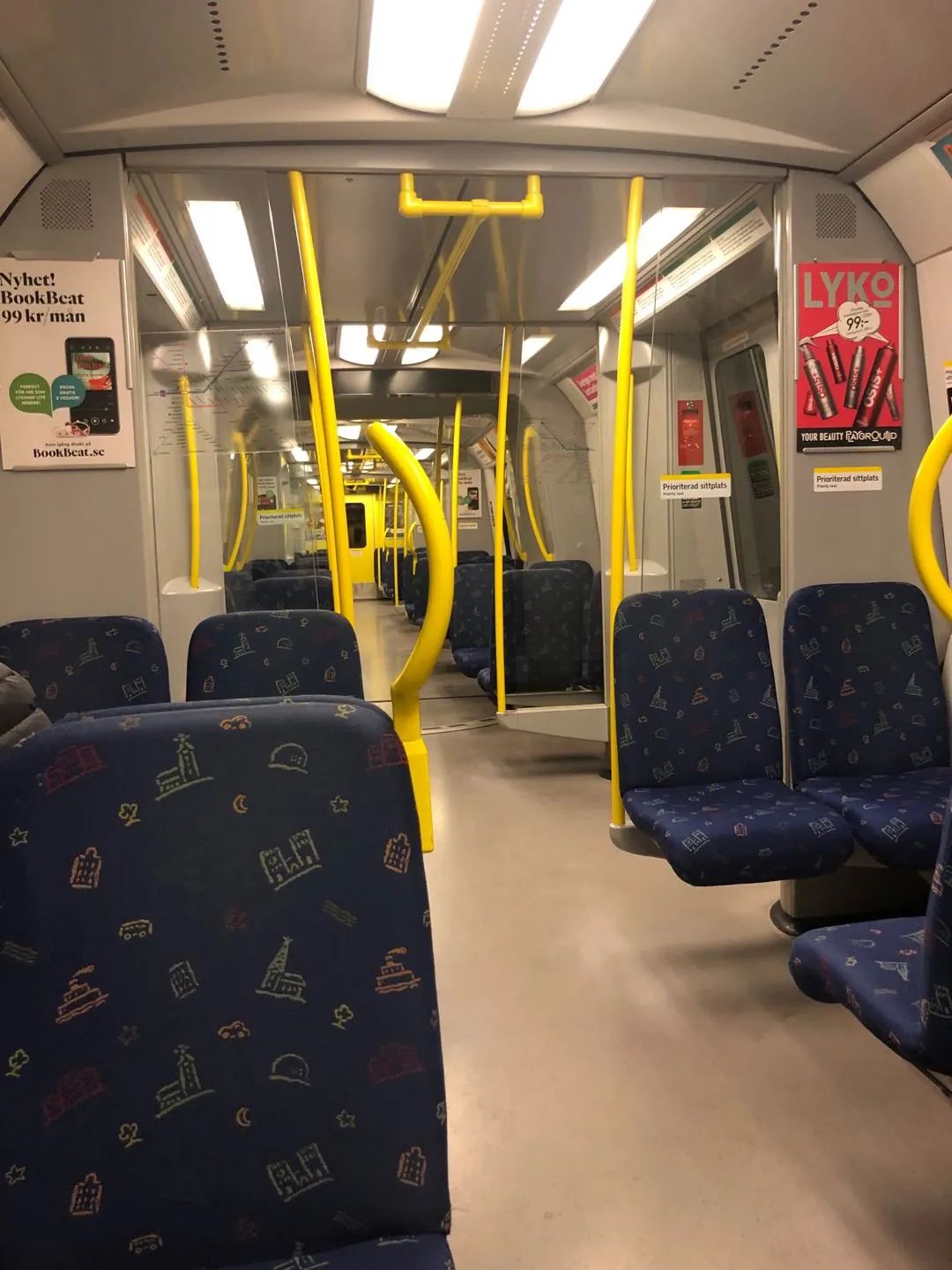 斯德哥尔摩的地铁上，车厢空旷，几乎没有乘客。