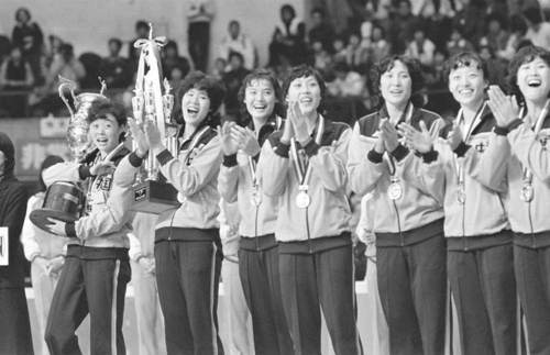 1981年11月16日，中国女排在第三届女排世界杯颁奖仪式上(图片来源：新华社)