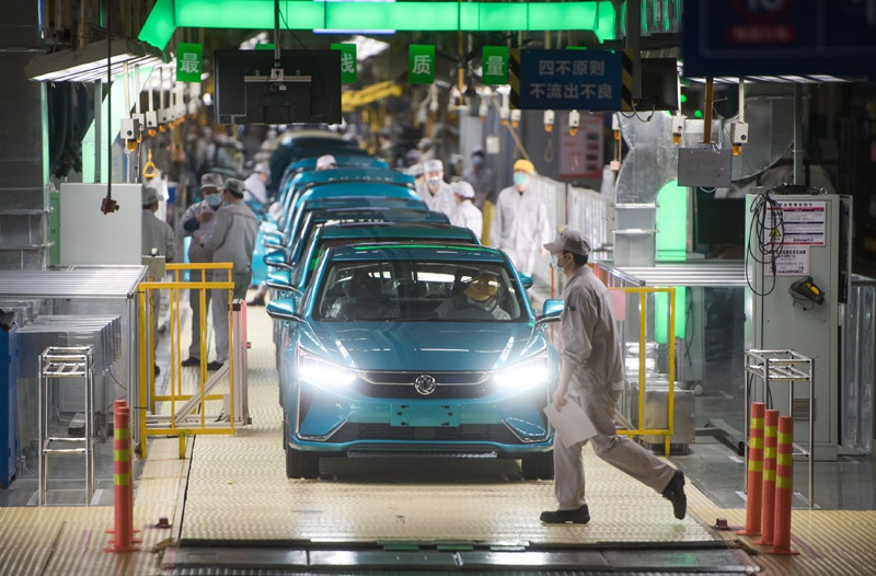 △3月24日，位于武汉的东风乘用车公司工厂总装车间，工人在流水线上生产作业。国家统计局4月17日发布的数据显示，受新冠肺炎疫情影响，一季度主要经济指标明显下滑，但持续向好的势头没有改变。