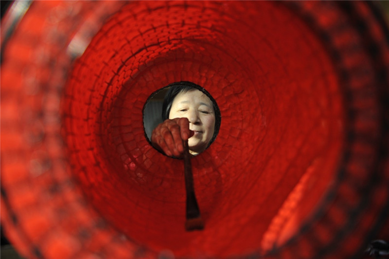 △河北省丰宁满族自治县一家仿古灯笼生产企业，一名工人在制作仿古灯笼（2018年11月28日摄）。到2月29日，河北省最后一批13个贫困县全部“摘帽”。至此，全省62个贫困县全部摘帽，7746个贫困村全部出列，历史上首次消除区域性整体贫困。