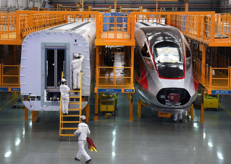 △3月25日，工人在位于青岛市城阳区的中车四方股份公司生产线上忙碌。随着疫情防控成效不断显现，复工复产进度加快，3月份主要经济指标包括工业、服务业、投资、社会消费品零售总额和进出口，降幅都是大幅度收窄，呈现改善趋势。