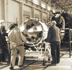 1970年初，科研人员在厂房内测试东方红一号卫星(图片来源：国家航天局)