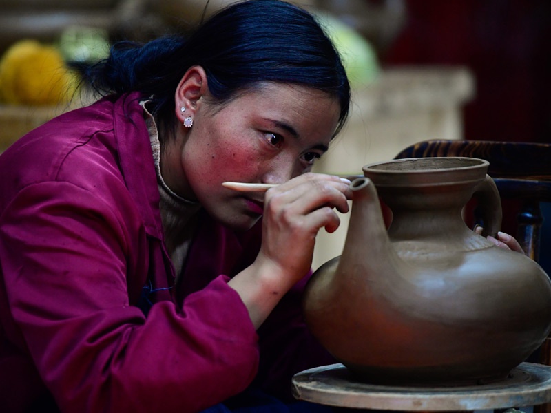 △青海省果洛藏族自治州班玛县黑陶匠人闹吾措在制作传统藏式黑陶（2019年11月11日摄）。到4月21日，青海全省42个贫困县（市、区、行委）全部退出贫困县序列。