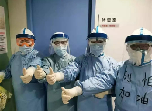 奋战在抗击疫情一线的北大医疗队(图片来源：北京大学微信公众号)