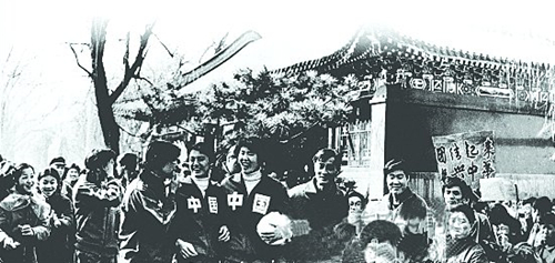 1981年3月29日，北大学生高举标语欢迎中国男女排队员到来(图片来源：北京大学校报)