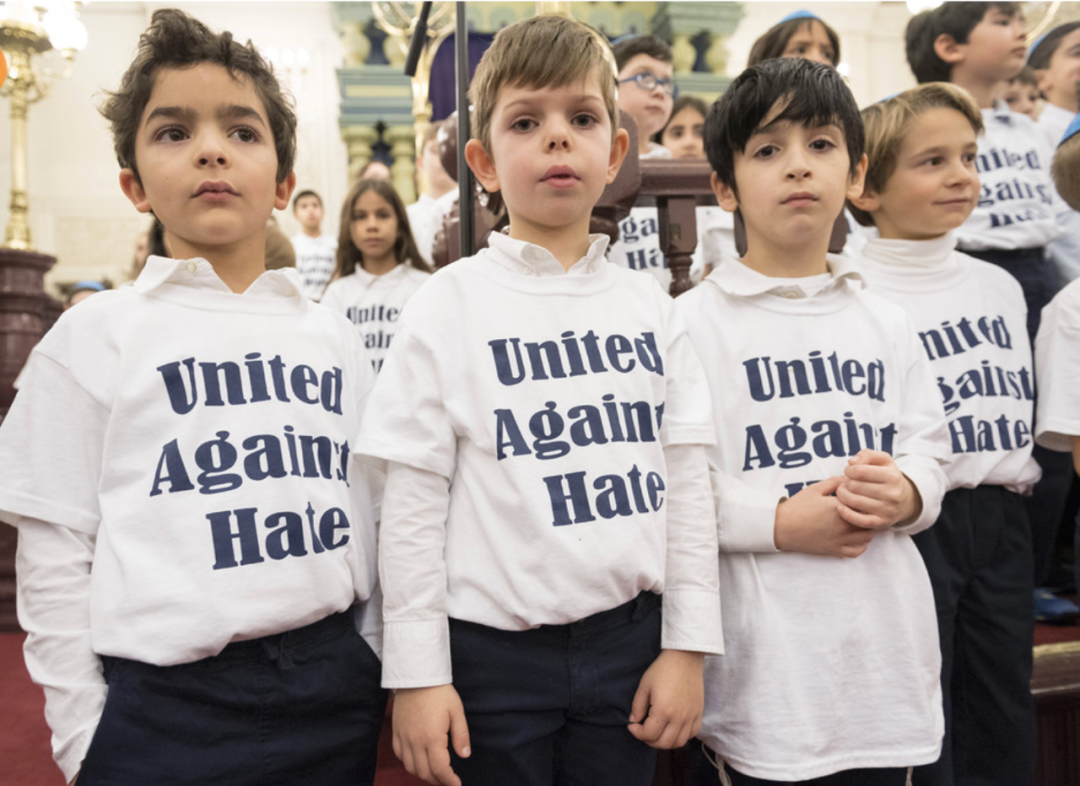  联合国图片丨穿着“团结起来反对仇恨”T恤的孩子们