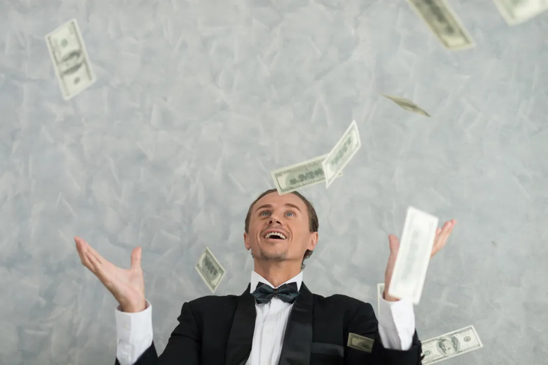 贝佐斯每分钟赚156万美元马斯克为开心卖光所有房产任性的亿万富翁