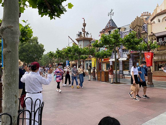 初入园的游客。图片拍摄:刘雨静